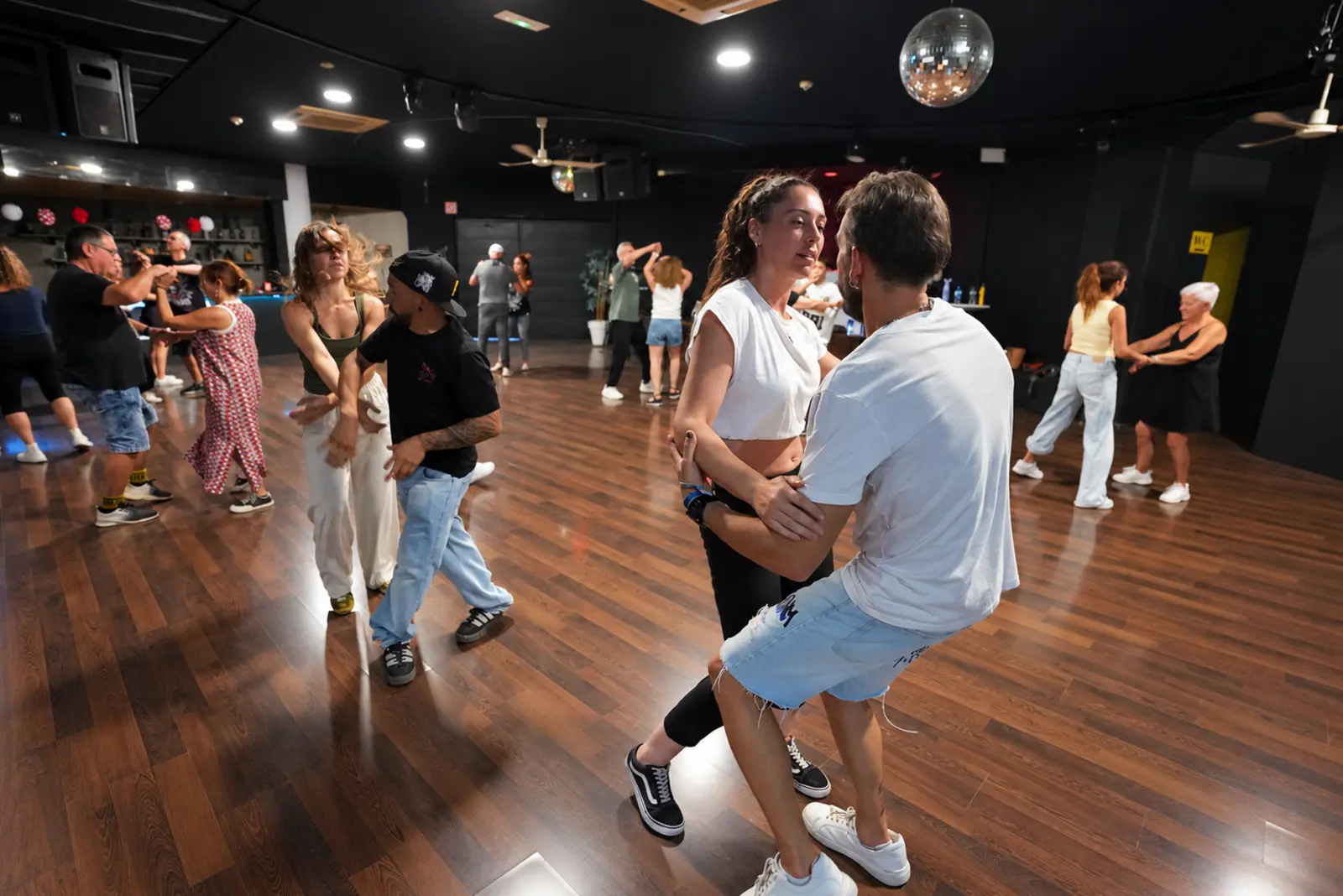 Personas bailando en la sala de Glow Dance Studio