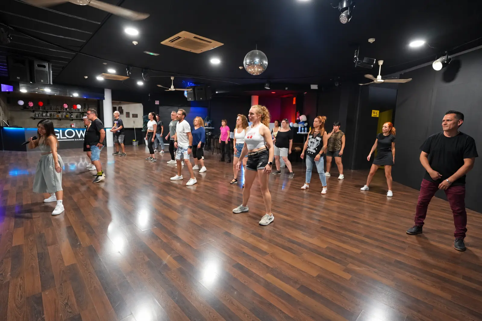 Personas bailando en la sala de Glow Dance Studio