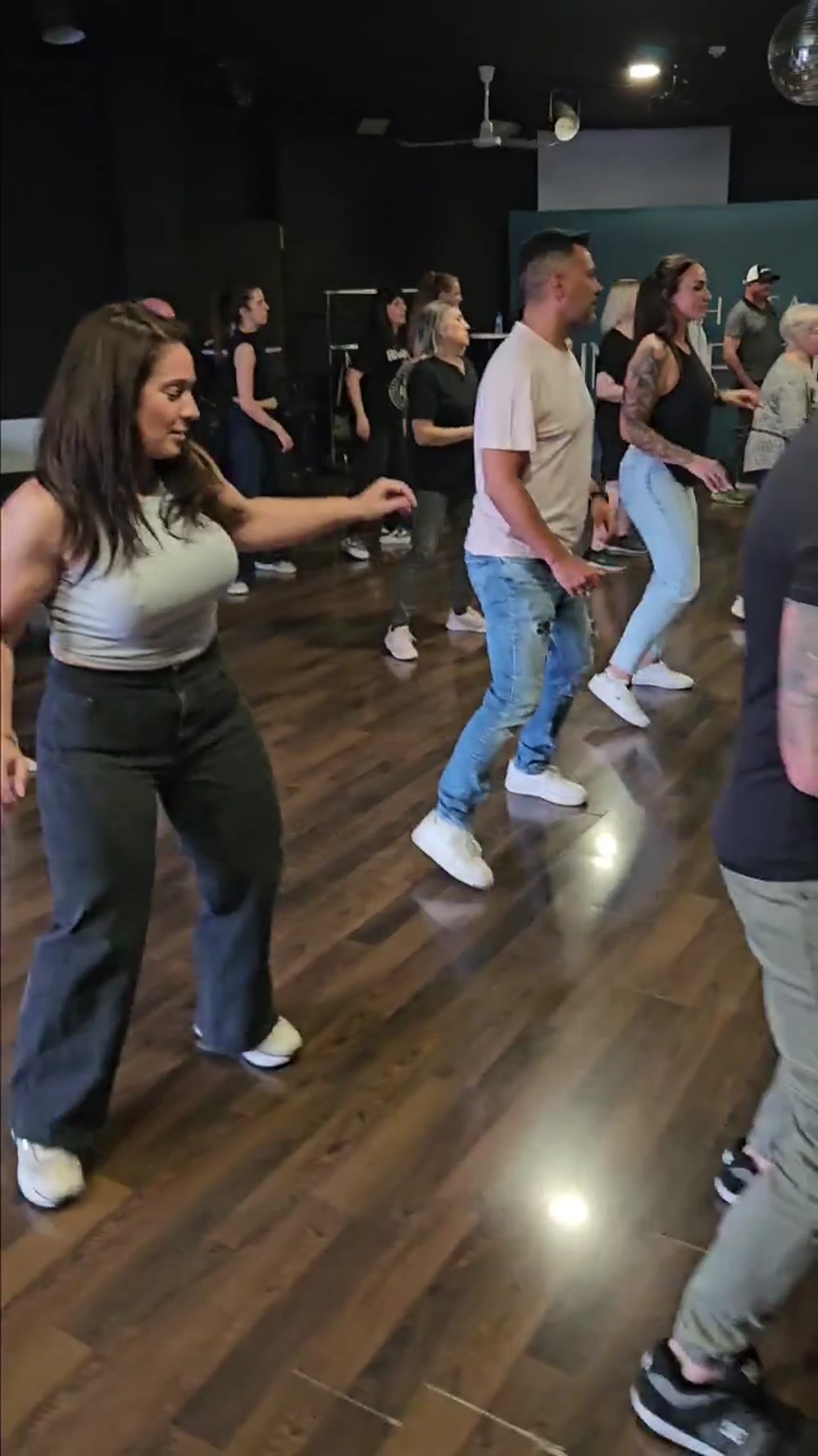 Alumnos practicando en una clase de Glow Dance Studio
